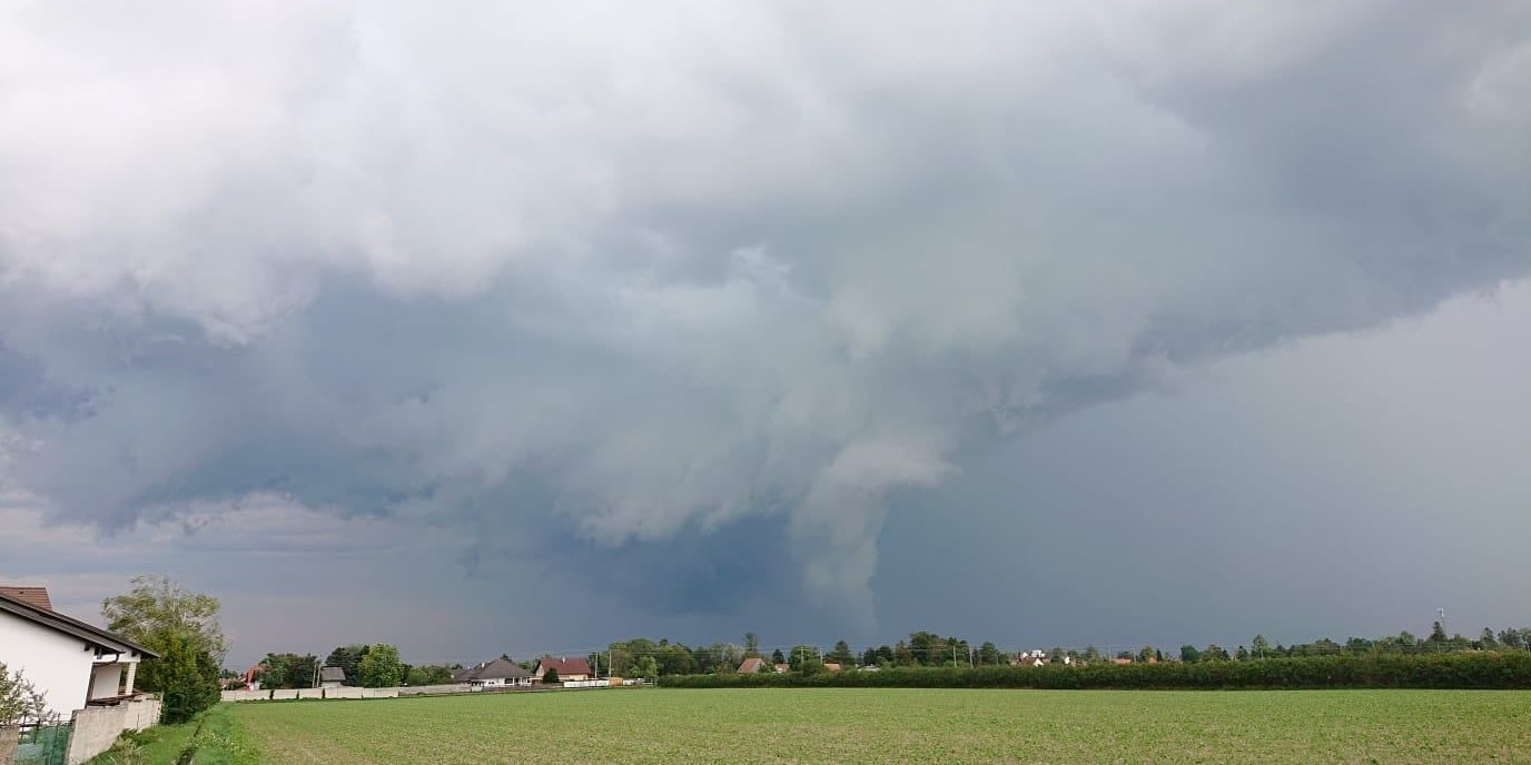 Im Raum Wr. Neustadt hat sich eine heftige Superzelle samt Aufwindbereich gebildet. Unser Chaser Thomas M. E. Schreiner konnte dabei eine Absenkung festhalten