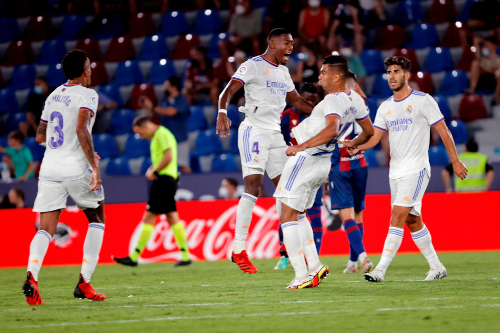 David Alaba beim Jubel mit Casemiro.