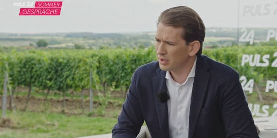 PULS 24 Moderatorin Manuela Raidl im Sommergespräch mit Bundeskanzler Sebastian Kurz.