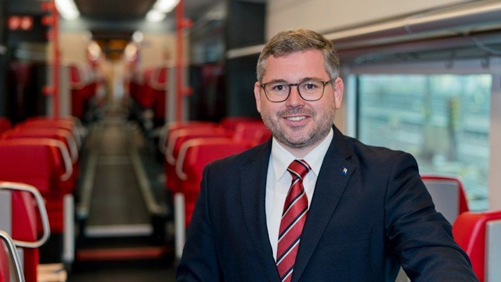 Ludwig Schleritzko in einem Zug der ÖBB.