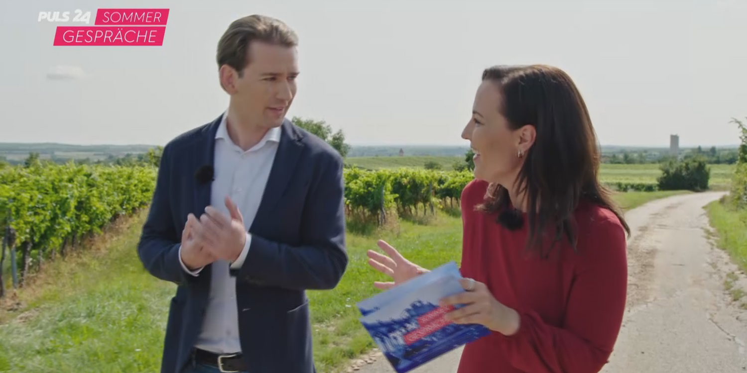 PULS 24 Moderatorin Manuela Raidl im Sommergespräch mit Bundeskanzler Sebastian Kurz.