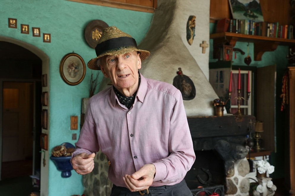 Der Betroffene selbst in seinem Haus: Adolf Gründl aus Golling bei Salzburg gibt nicht auf.&nbsp;