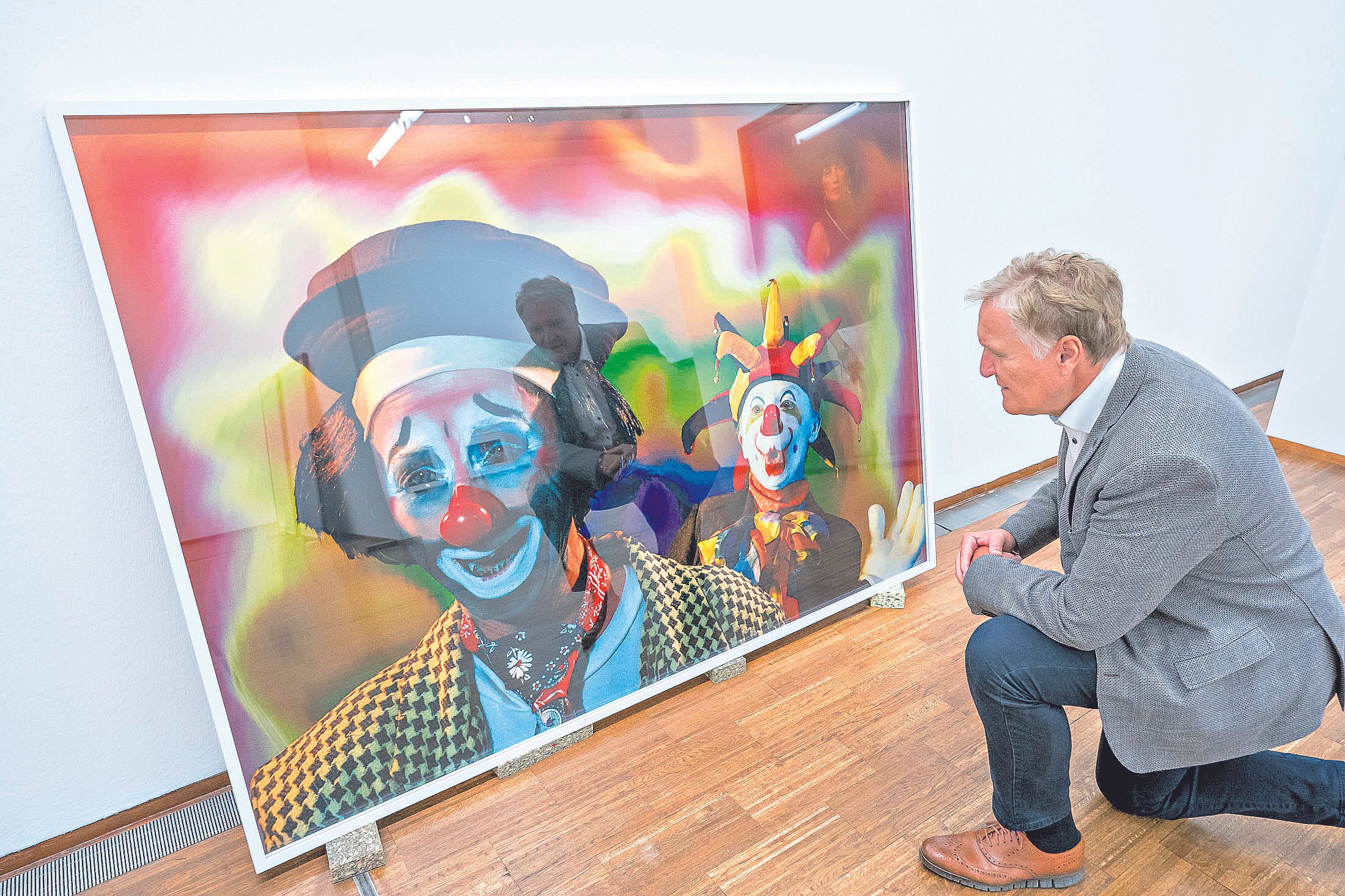 Albertina-Chef Klaus Albrecht Schröder vor einem Werk von Cindy Sherman