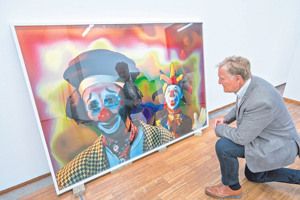 Albertina-Chef Klaus Albrecht Schröder vor einem Werk von Cindy Sherman