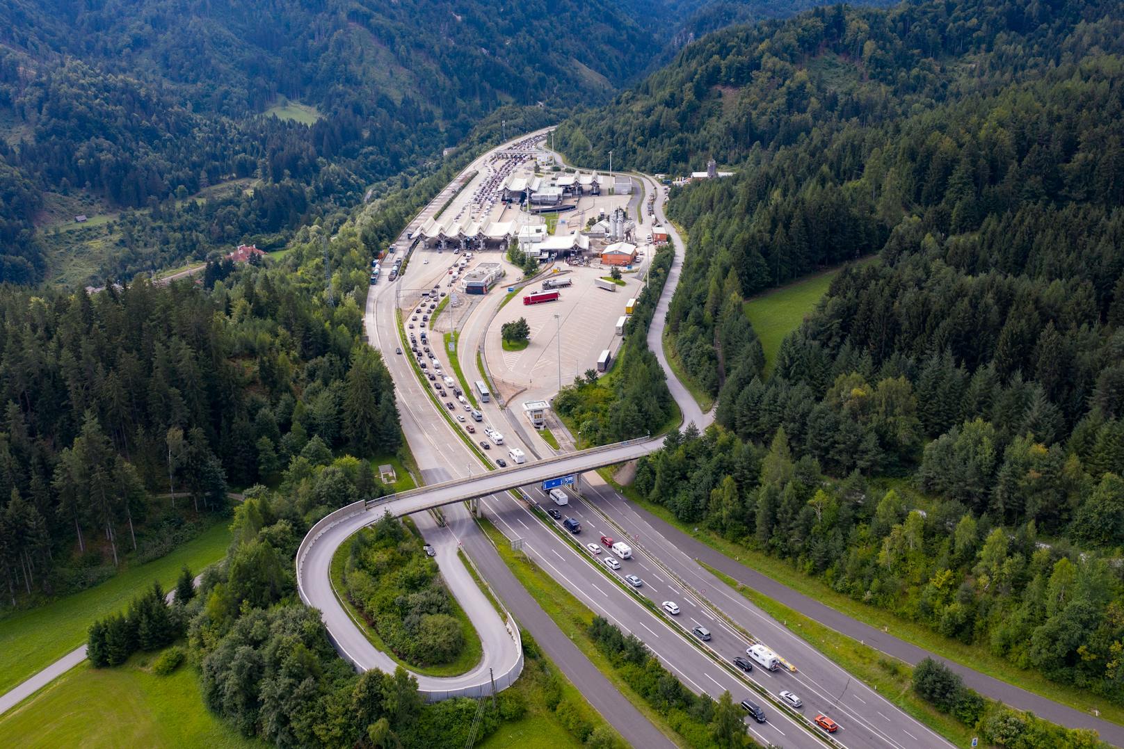 : Eine Luftaufnahme der Situation bei der Einreise an der Slowenisch/Österreichischen Grenze beim Karawankentunnel (Archivfoto)