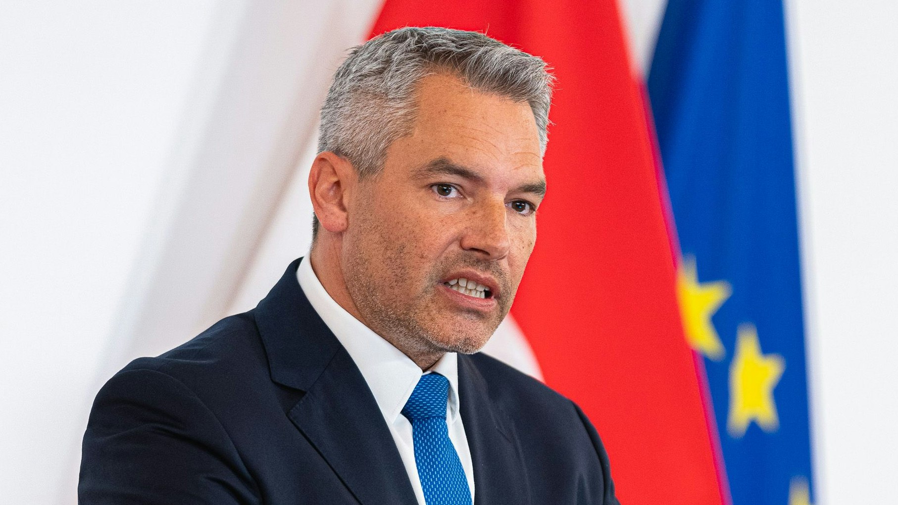 Download von www.picturedesk.com am 23.08.2021 (07:51).  *** SERVICEBILD *** ABD0066_20210818 - WIEN - ÖSTERREICH: ++ HANDOUT ++ Innenminister Karl Nehammer (ÖVP) am Mittwoch, 18. August 2021, im Rahmen eines Pressestatements anlässlich des Sonderrats der EU-Innenminister. - FOTO: APA/BKA/FLORIAN SCHROETTER - ++ WIR WEISEN AUSDRÜCKLICH DARAUF HIN, DASS EINE VERWENDUNG DES BILDES AUS MEDIEN- UND/ODER URHEBERRECHTLICHEN GRÜNDEN AUSSCHLIESSLICH IM ZUSAMMENHANG MIT DEM ANGEFÜHRTEN ZWECK UND REDAKTIONELL ERFOLGEN DARF - VOLLSTÄNDIGE COPYRIGHTNENNUNG VERPFLICHTEND ++ - 20210818_PD2022 - Rechteinfo: Servicebild (SB) Bei diesem Bild ist PictureDesk ausschlieÃlich technischer Dienstleister und stellt eine technische BearbeitungsgebÃ¼hr in Rechnung. PictureDesk ist weder Urheber noch Rechteinhaber. Die Nutzung liegt in alleiniger Verantwortung des Kunden. Nur fÃ¼r redaktionelle Nutzung!