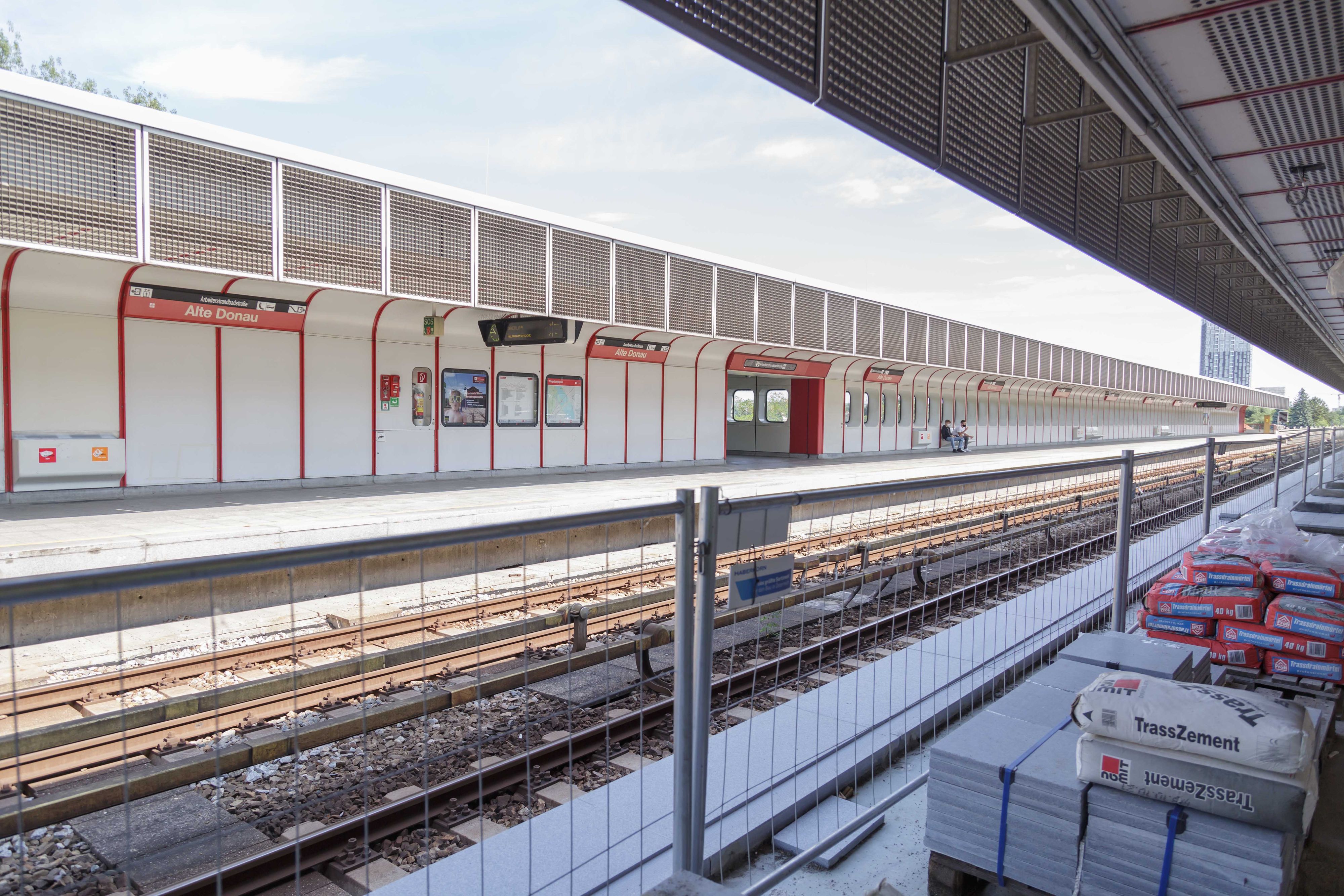 Noch bis Mitte Dezember wird die U1-Station Alte Donau saniert. Von Montag, 30. August bis einschließlich Sonntag, 12. Dezember fährt die U-Bahn in Richtung Oberlaa ohne Halt durch,