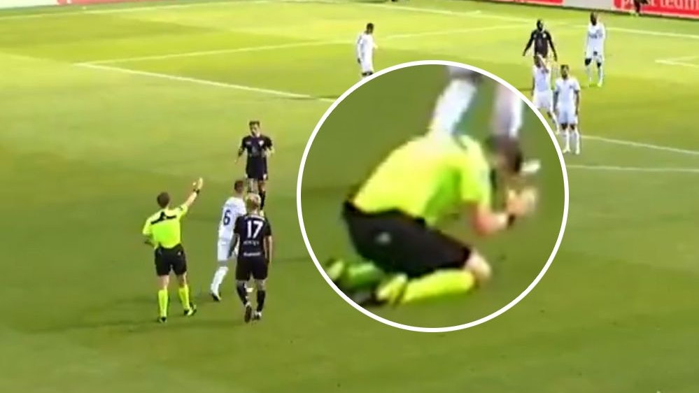 Schiedsrichter Heer sinkt zu Boden.