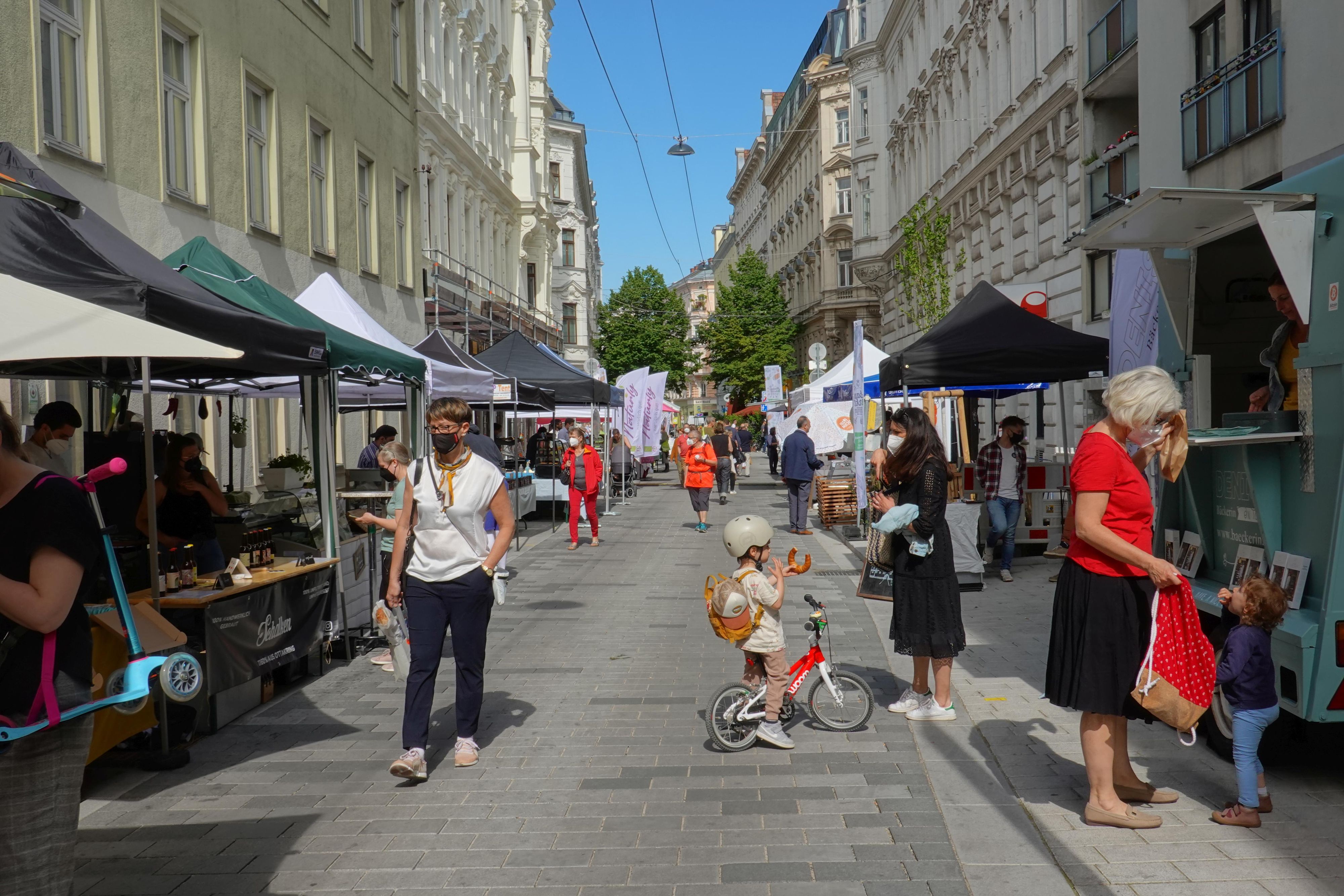Passanten in der autofreien Lindengasse, Wien.
