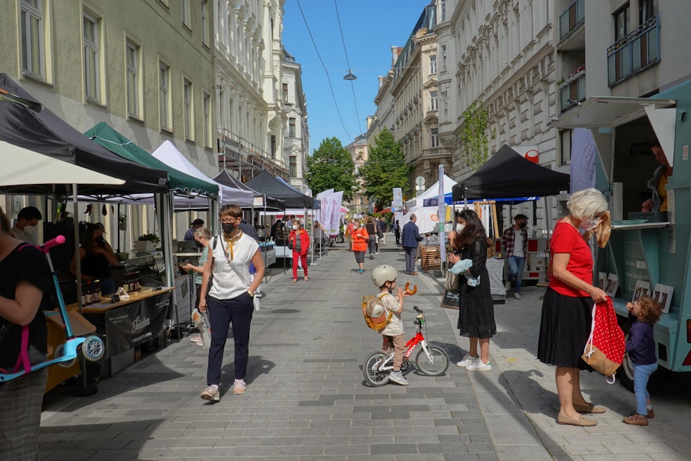 Passanten in der autofreien Lindengasse, Wien.