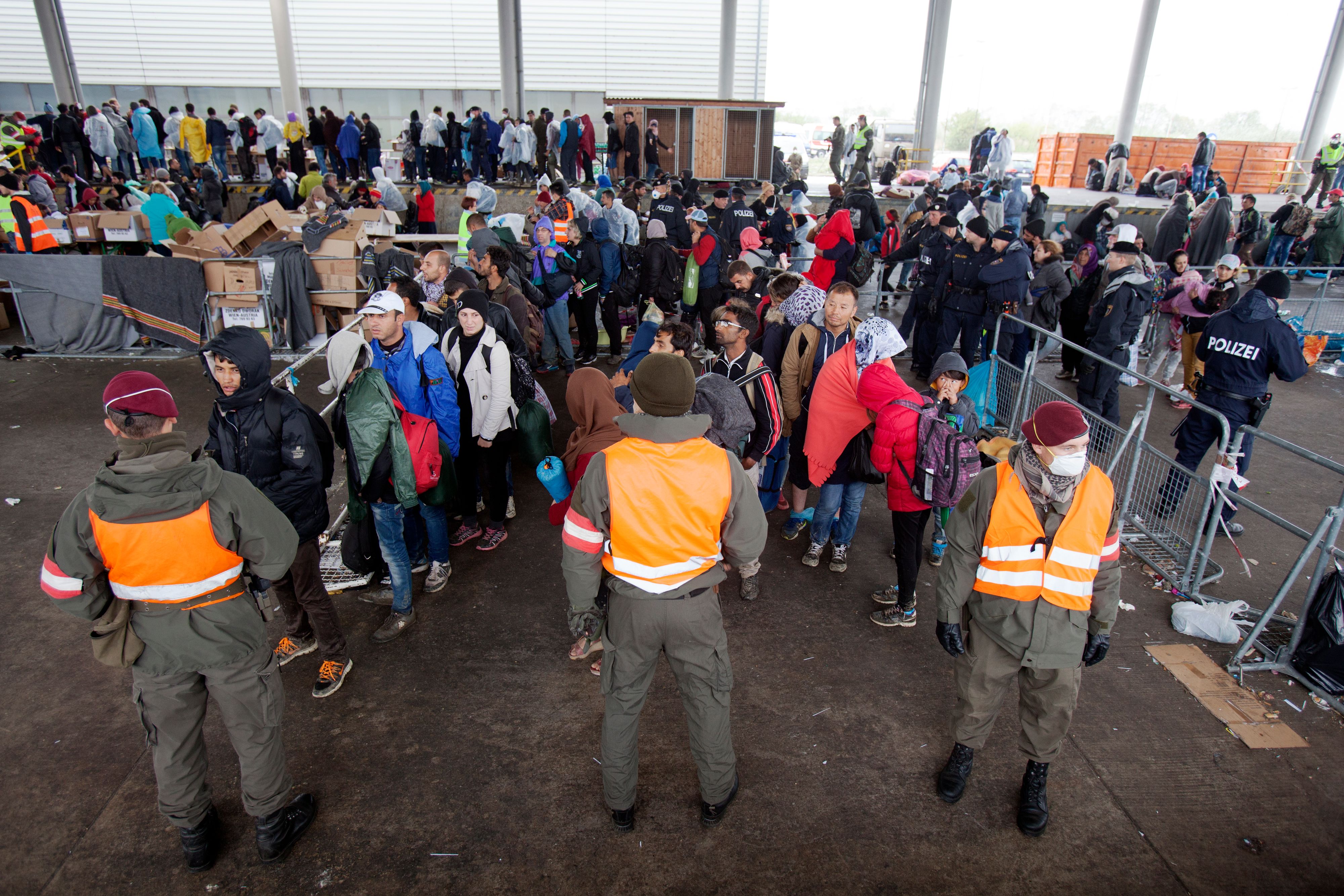 Download von www.picturedesk.com am 23.08.2021 (10:00).  NICKELSDORF, AUSTRIA - September 25, 2015. Refugges transit camp Nicklelsdorf. First aid treatment of refugees by the Austrian Federal Army and the Red Cross. Soldiers of the Austrian Federal Army with refugees while waiting on the journey - 20160101_PD7771 - Rechteinfo: Rights Managed (RM)
