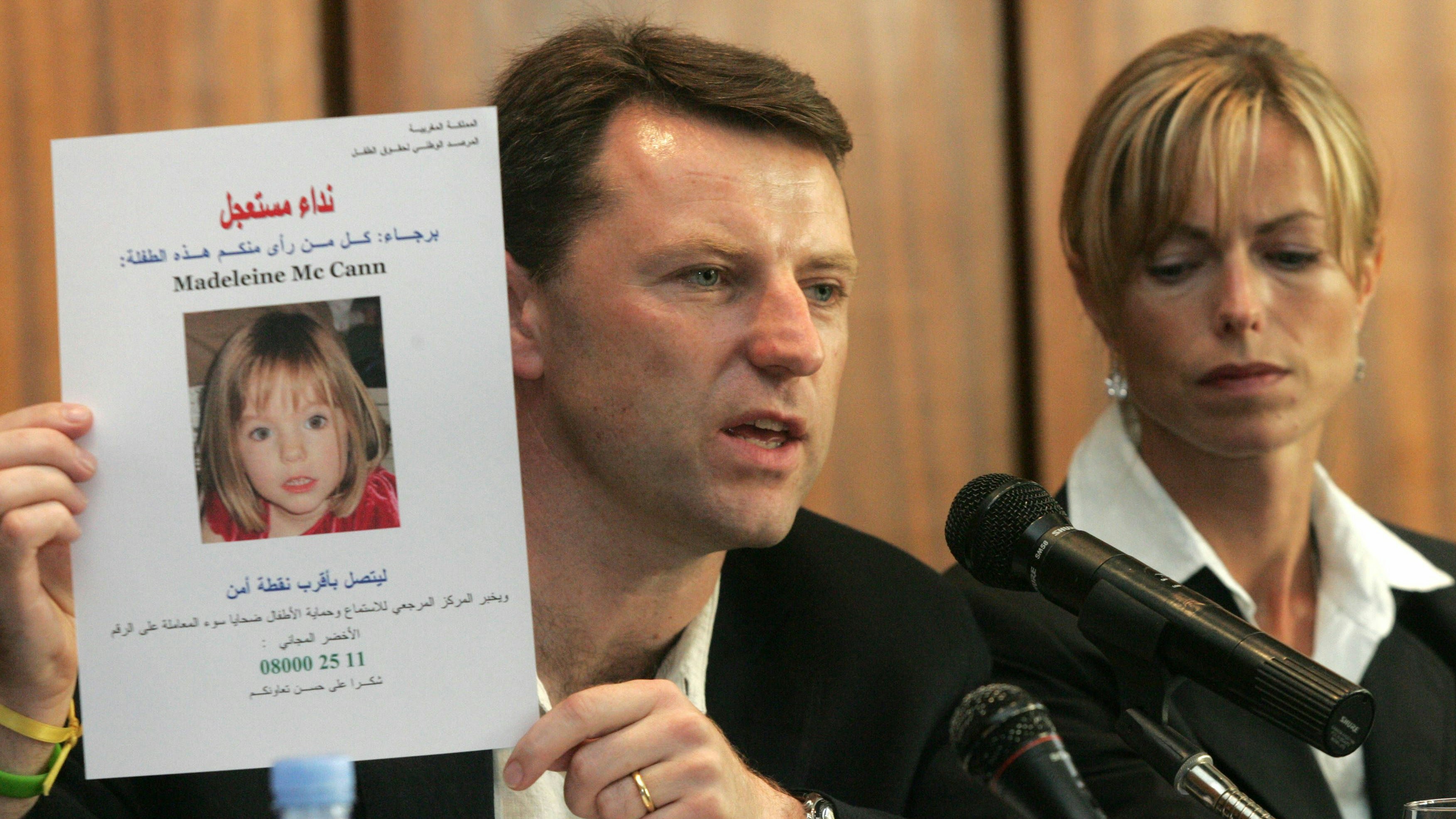 Download von www.picturedesk.com am 23.08.2021 (14:33).  The parents of Madeleine McCann, Kate (R) and Gerry, the four-year-old British girl who vanished in Portugal more than a month ago, give a press conference to show a missing persons poster in Arabic 11 June 2007 in Rabat. The couple have launched a campaign to raise public awareness of the case in the hope that people will come forward with information that could help police find their daughter. The trip to Morocco follows testimony by 45-year-old Norwegian Mari Olli that she had seen Maddie in a petrol station south of Marrakesh while on holiday, six days after the disappearance. Woman (2nd L) is unidentified.  AFP PHOTO / ABDELHAK SENNA - 20070611_PD1791 - Rechteinfo: Rights Managed (RM) Nur für redaktionelle Nutzung! Werbliche Nutzung erfordert Freigabe: bitte schicken Sie uns eine Anfrage.