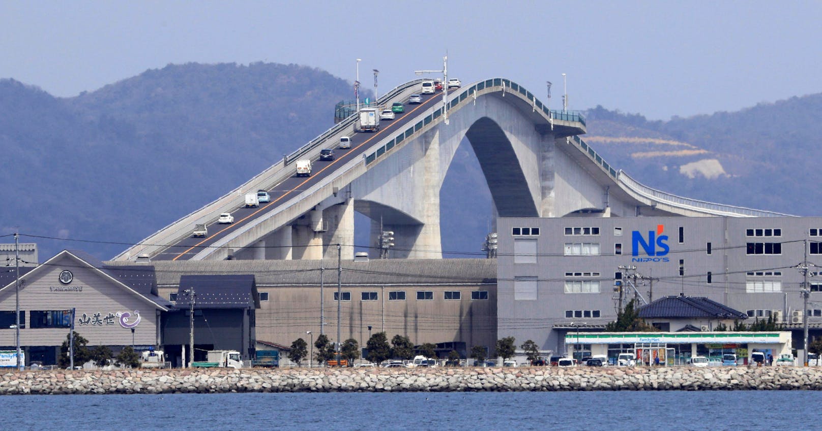 Die Brücke verbindet auf einer Länge von 1,5 Kilometern die Städte Matsue und Sakaiminato.