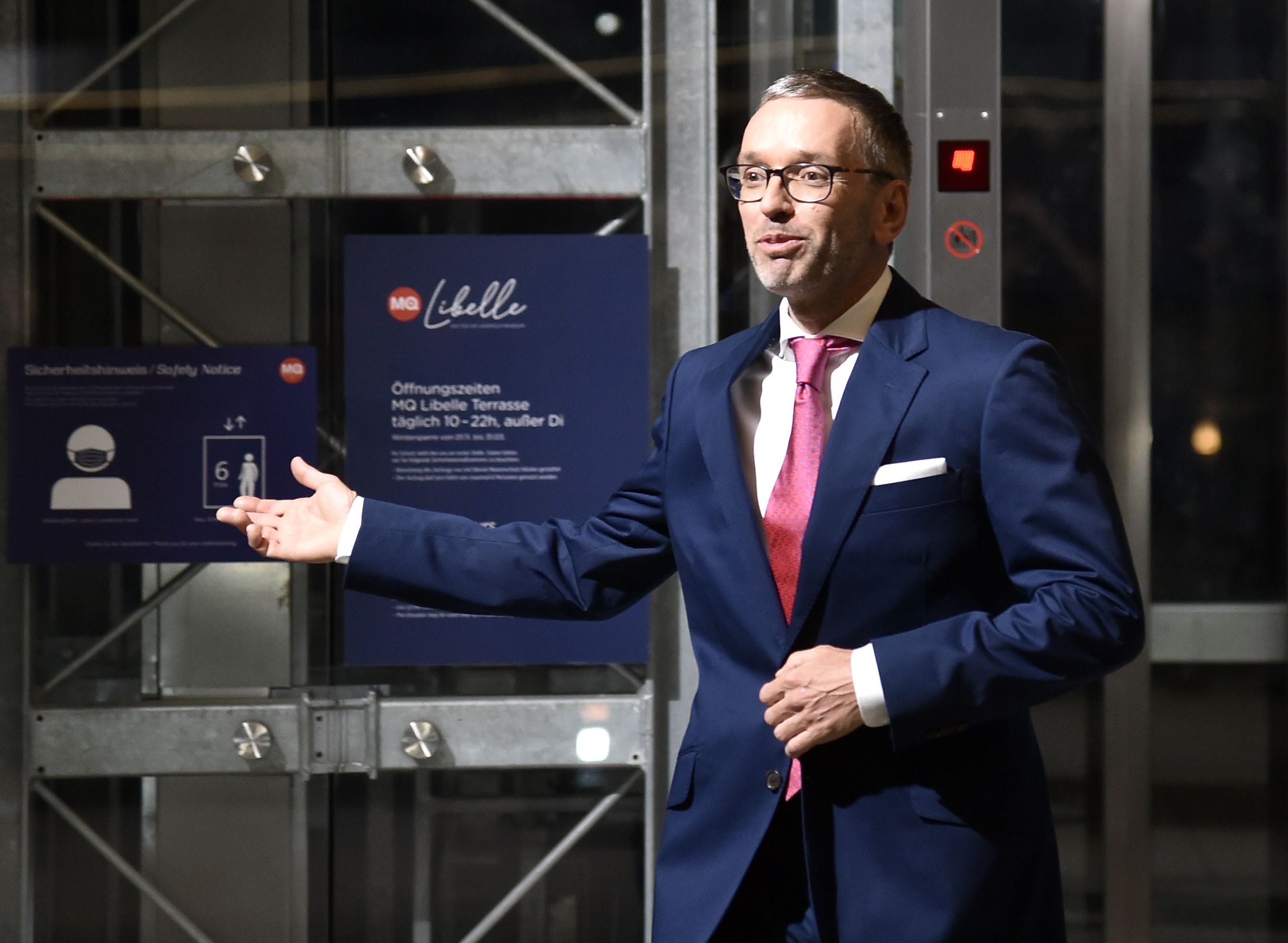 FPÖ-Bundesparteiobmann Herbert Kickl tauschte Sportoutfit gegen Anzug, wurde aber von Sirenen gestört.
