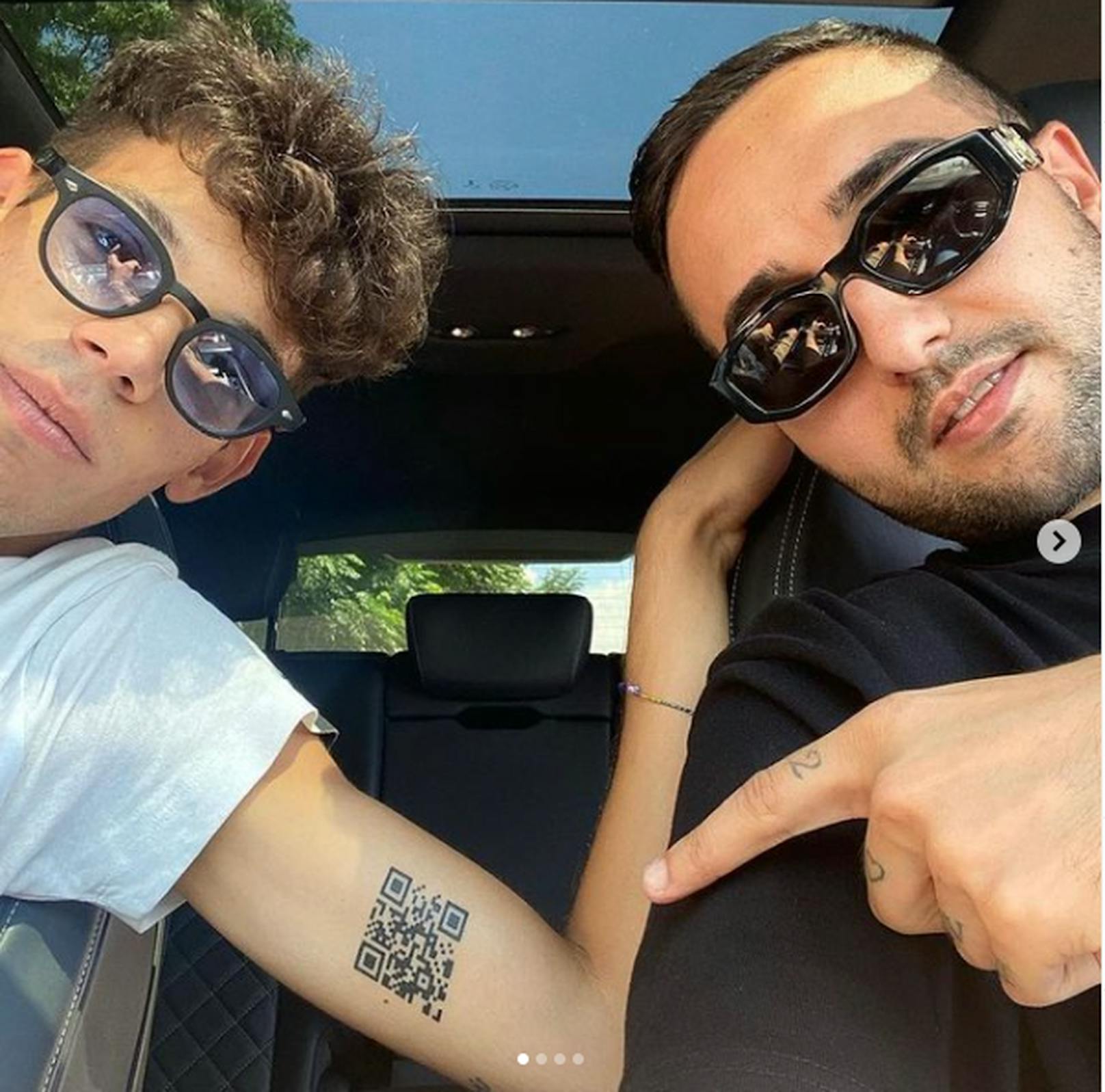 Stolz zeigt Andrea (links) sein neuestes Tattoo auf seinem Instagram-Profil.