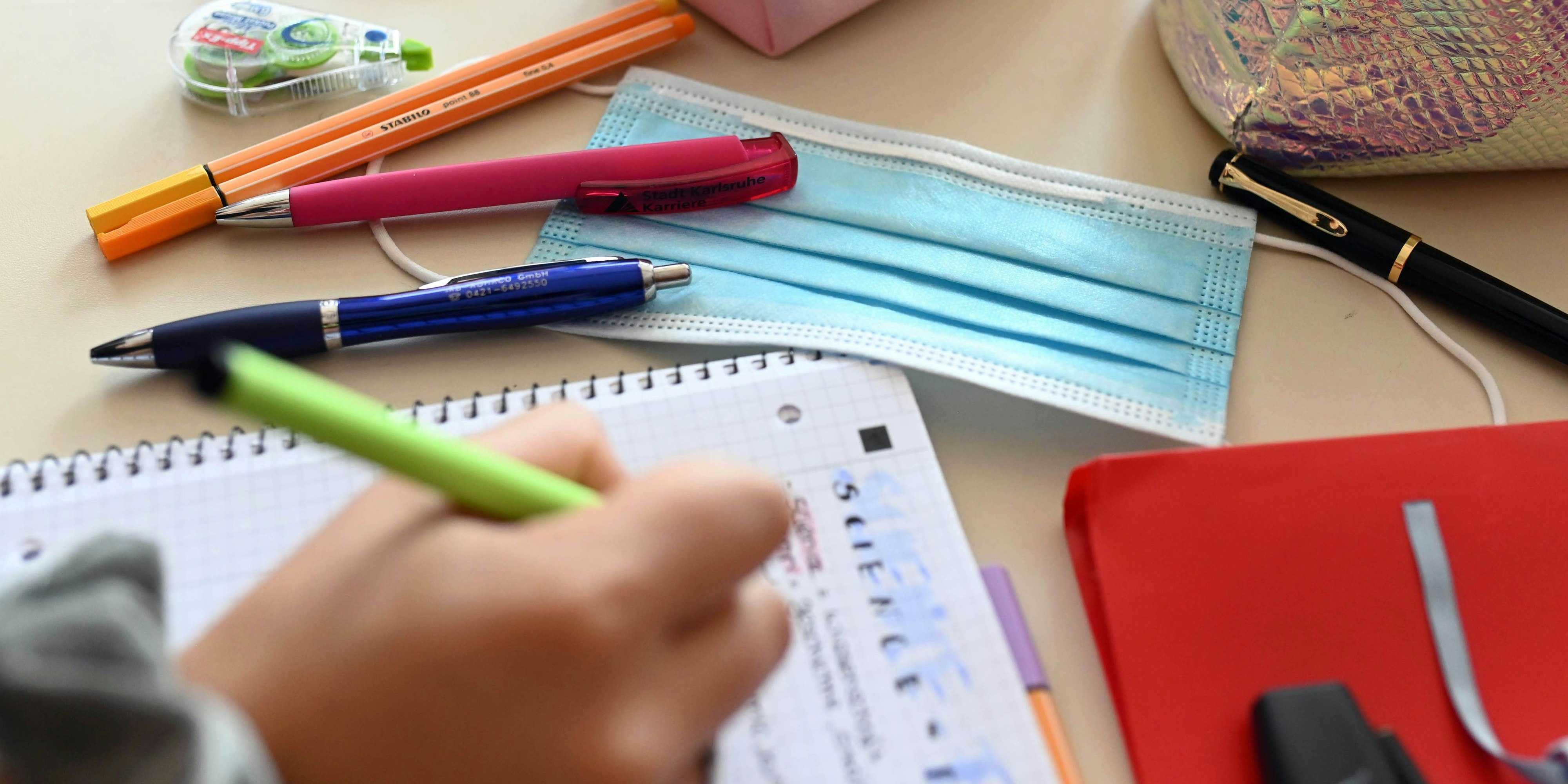 Download von www.picturedesk.com am 23.08.2021 (11:06).  18 September 2020, Baden-Wuerttemberg, Karlsruhe: In the Max-Planck-Gymnasium Karlsruhe, during a lesson of a tenth grade, a mouth and nose protector is lying on the table of a pupil. In the view of the Ministry of Education, school under corona conditions requires an additional degree of responsibility and mindfulness from both students and teachers. Each individual must ensure that infections are prevented or contained as far as possible. Photo: Uli Deck/dpa - 20200918_PD14035 - Rechteinfo: Rights Managed (RM)