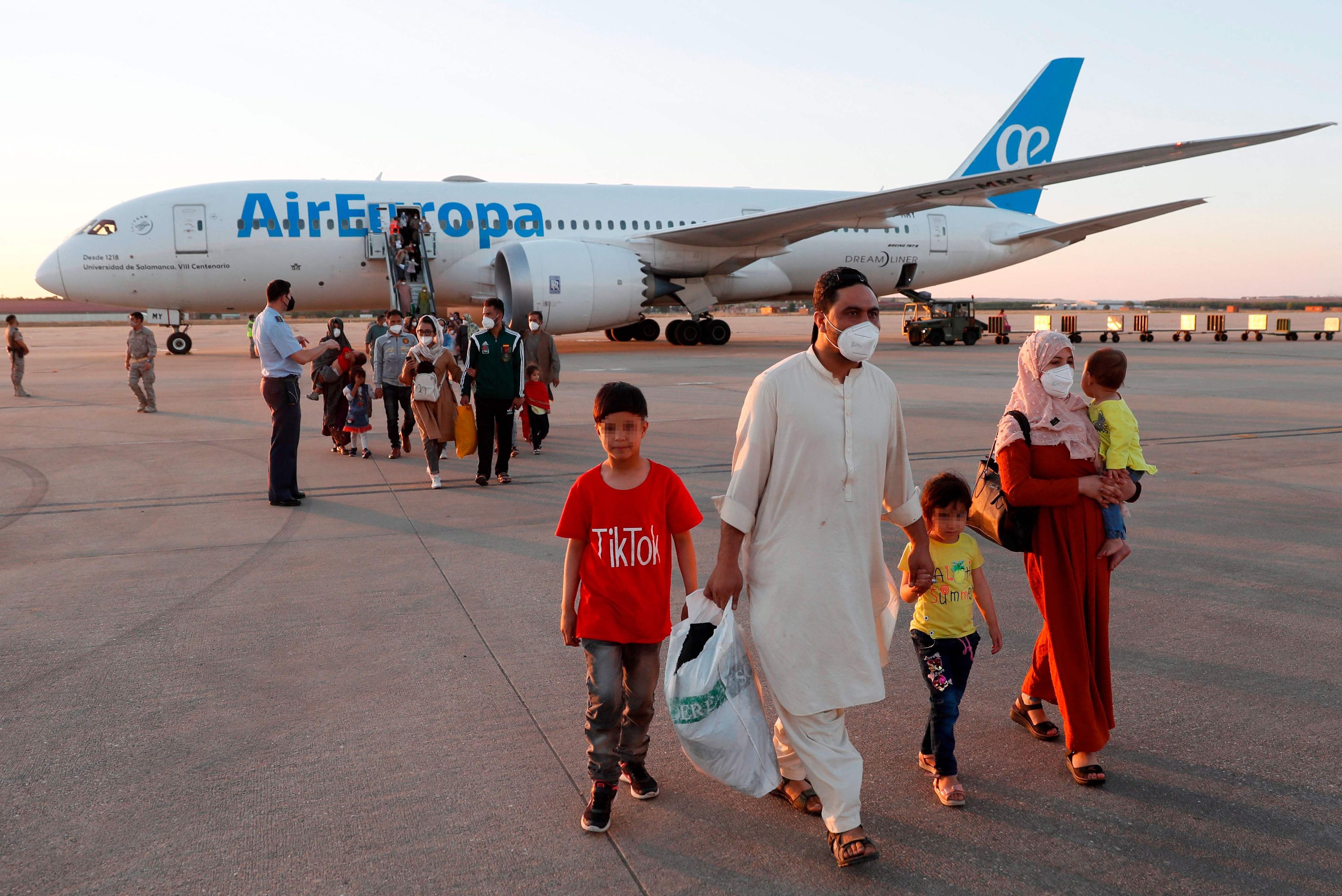 Mit Evakuierungsflügen werden derzeit Afghanen nach Europa gebracht. Im Bild: Flüchtlinge beim Verlassen einer Maschine in Madrid, Spanien.