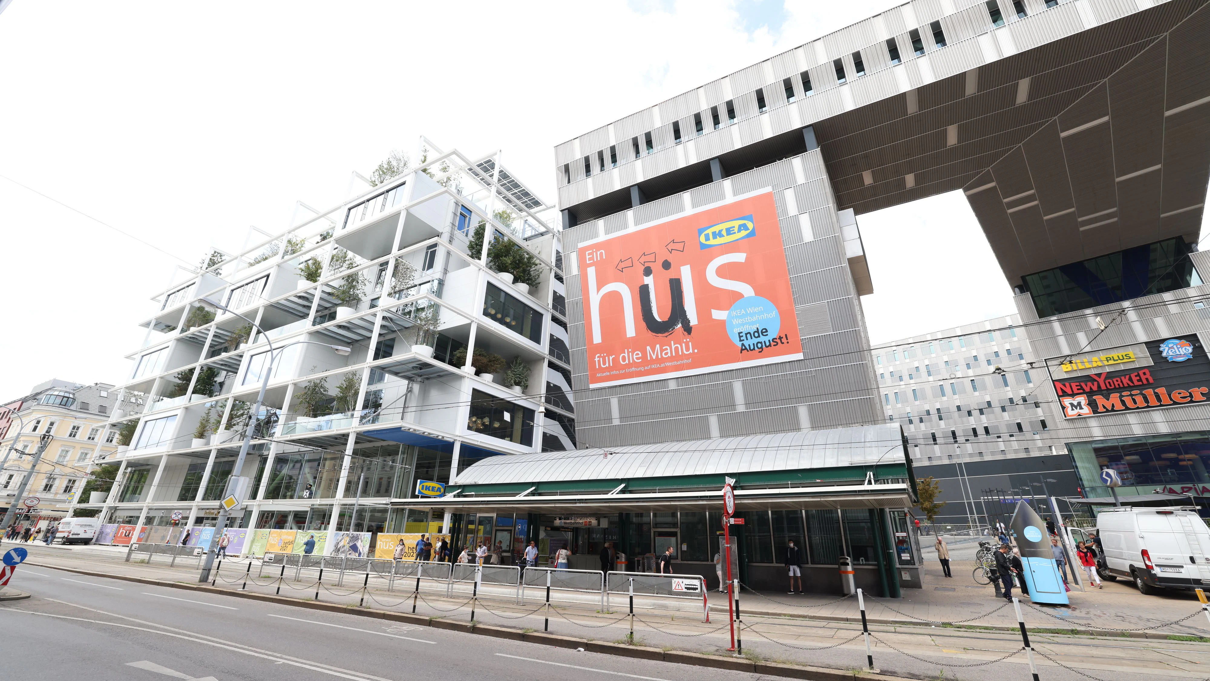 Einen Parkplatz für Autos gibt es vor Ort nicht, direkt kaufen kann man nur Kleinigkeiten.