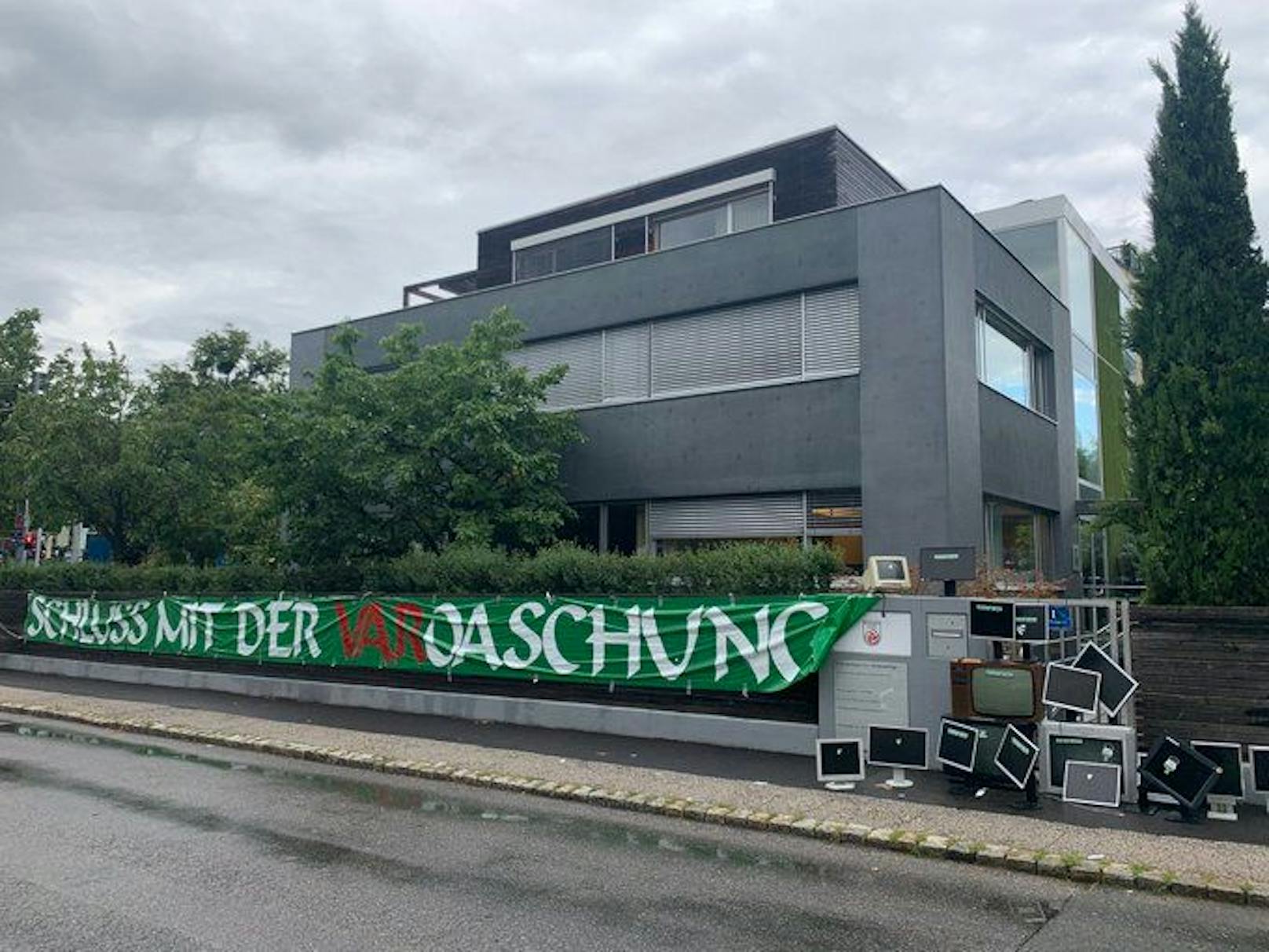 Protest-Aktion vor der Bundesliga-Zentrale
