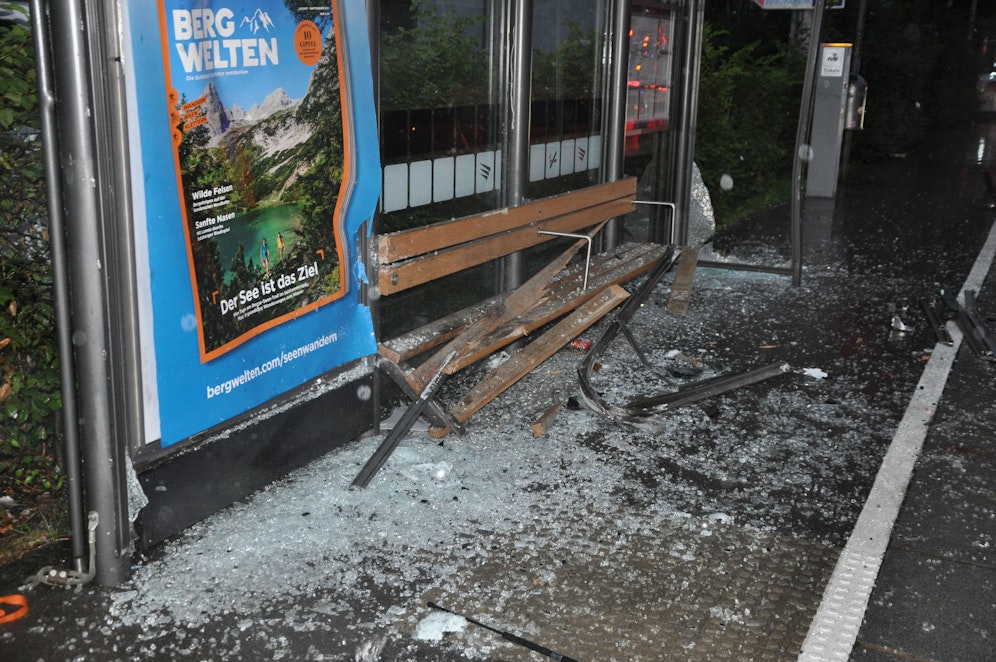 Der schleudernde Pkw erfasste einen 36-Jährigen in dieser Bushaltestelle.