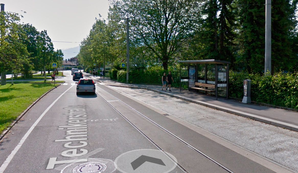 Eine Bushaltestelle in der Technikerstraße beim Technik-Campus der Uni Innsbruck.