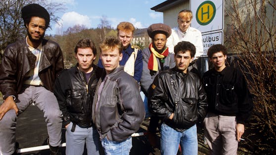 UB40 anno 1984 (v.l. Earl Falconer, Robin Campbell, Alistair Campbell, Brian Travers, Terence, Astro Wilson, Norman Lamount Hassan, Michael Virtue)