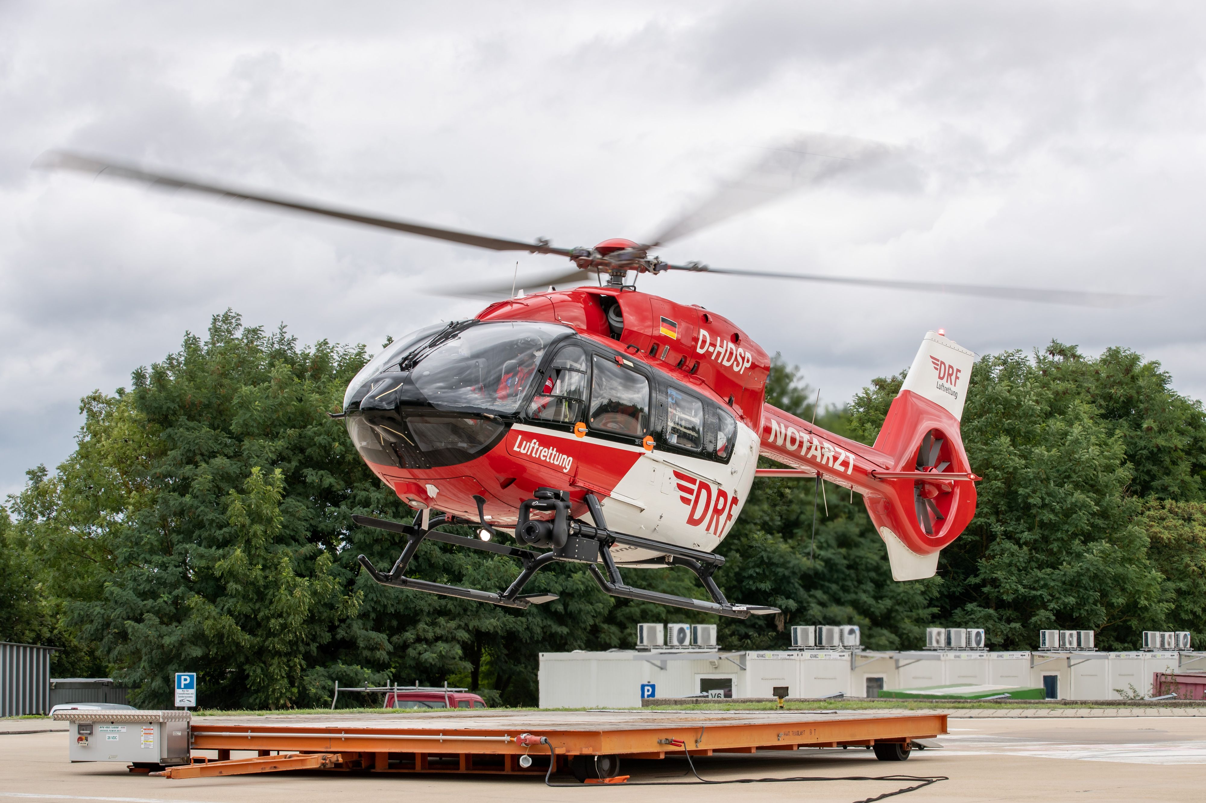 Ein Notarztheli brachte den verletzten Burschen in eine Spezialklinik. Symbolbild