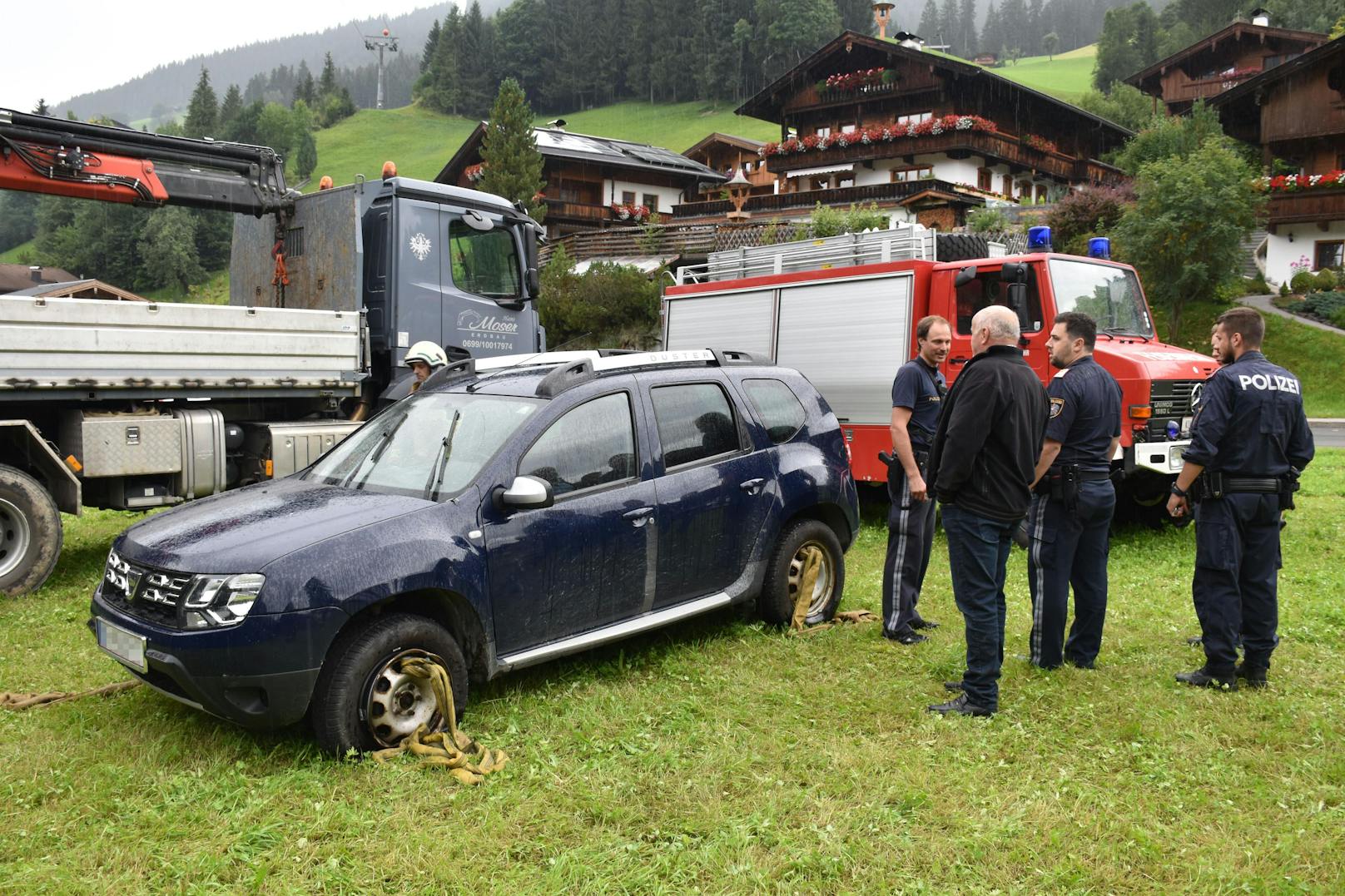 In Alpbach wurde ein 52-Jähriger tot in einem Bachbett liegend aufgefunden. Er wurde offenbar in der Nacht Opfer eines Autounfalls. (23. August 2021).