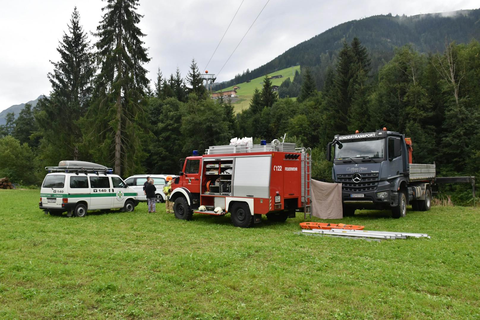 In Alpbach wurde ein 52-Jähriger tot in einem Bachbett liegend aufgefunden. Er wurde offenbar in der Nacht Opfer eines Autounfalls. (23. August 2021).