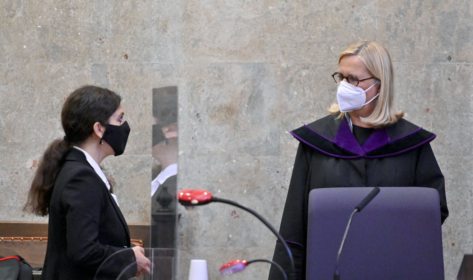 Oberstaatsanwältin Silvia Thaller (L) und Richterin Claudia Moravec-Loidolt vor Fortsetzung eines Prozesses wegen vermutetem Gesetzeskauf im Zusammenhang mit der Privatklinik Währing.