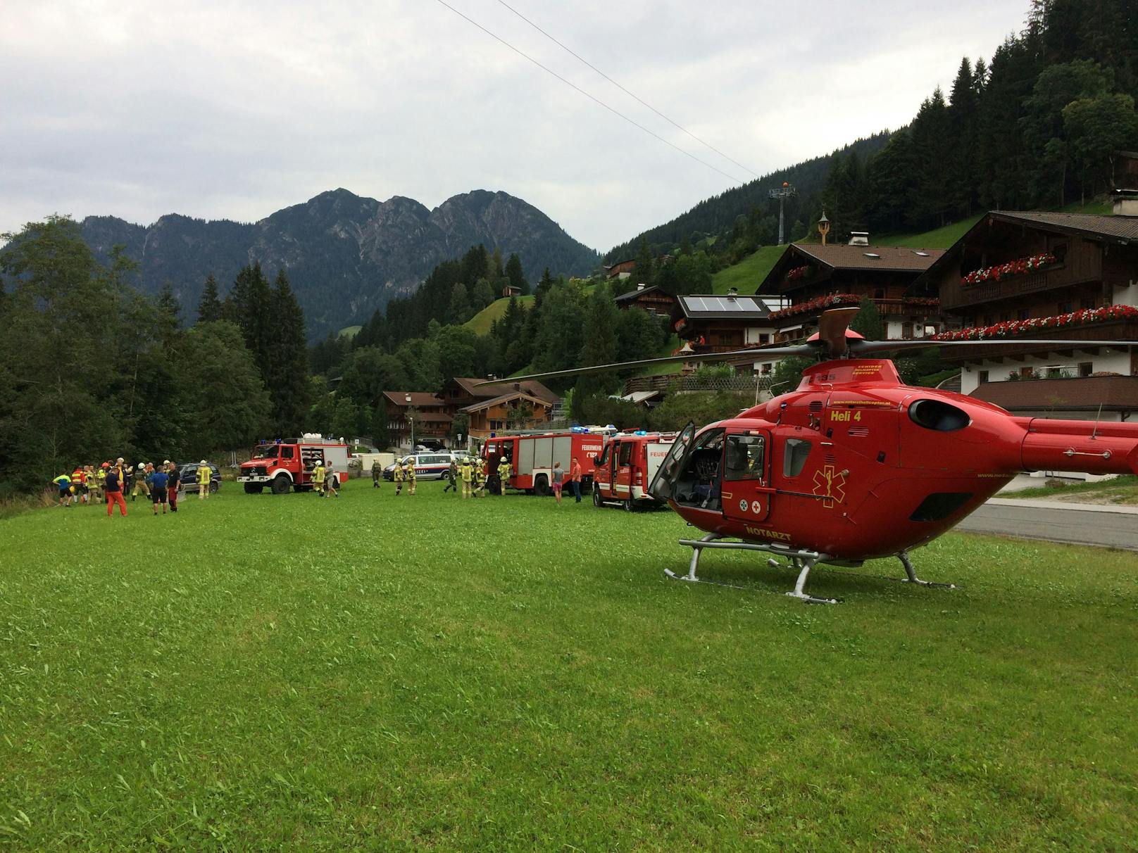 In Alpbach wurde ein 52-Jähriger tot in einem Bachbett liegend aufgefunden. Er wurde offenbar in der Nacht Opfer eines Autounfalls. (23. August 2021).