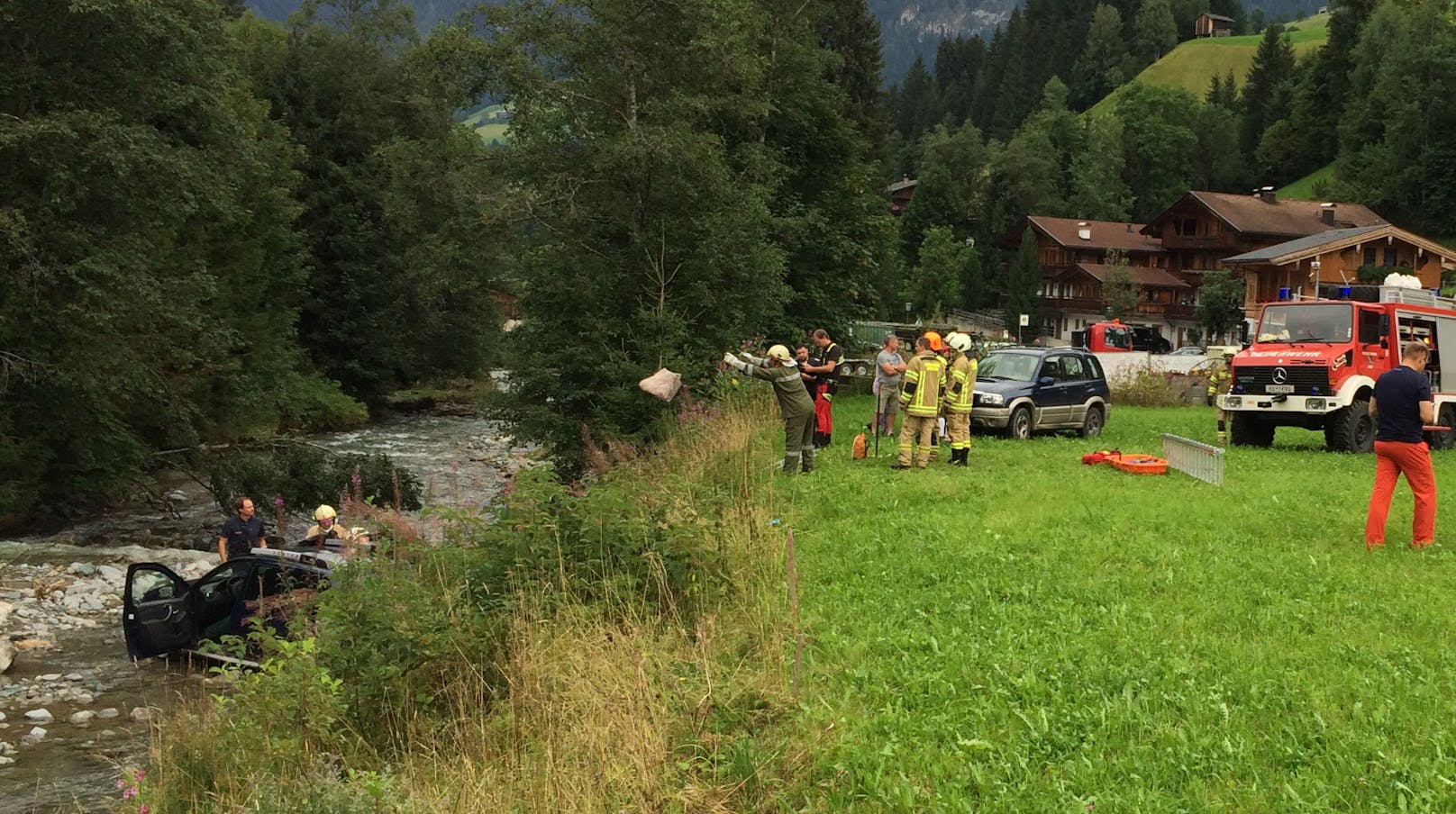 In Alpbach wurde ein 52-Jähriger tot in einem Bachbett liegend aufgefunden. Er wurde offenbar in der Nacht Opfer eines Autounfalls. (23. August 2021).