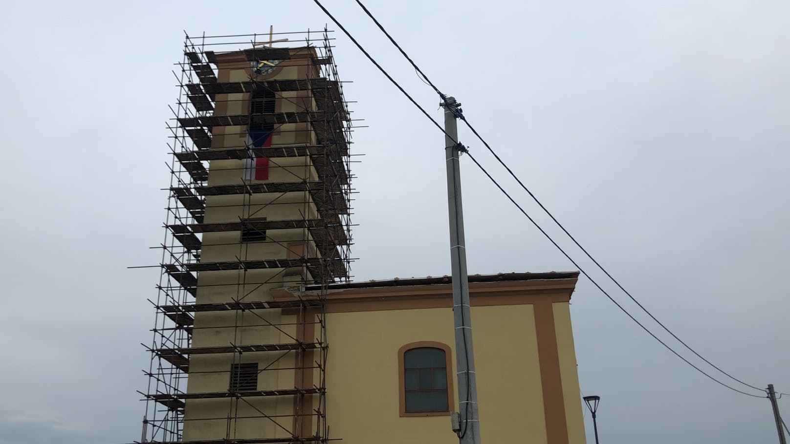 Am zerstörten Kirchturm von Moravská Nová Ves hängt die Nationalflagge.