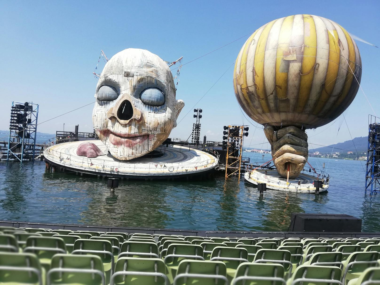 Auf der weltweit größten Seebühne finden jedes Jahr die Bregenzer Festspiele statt.