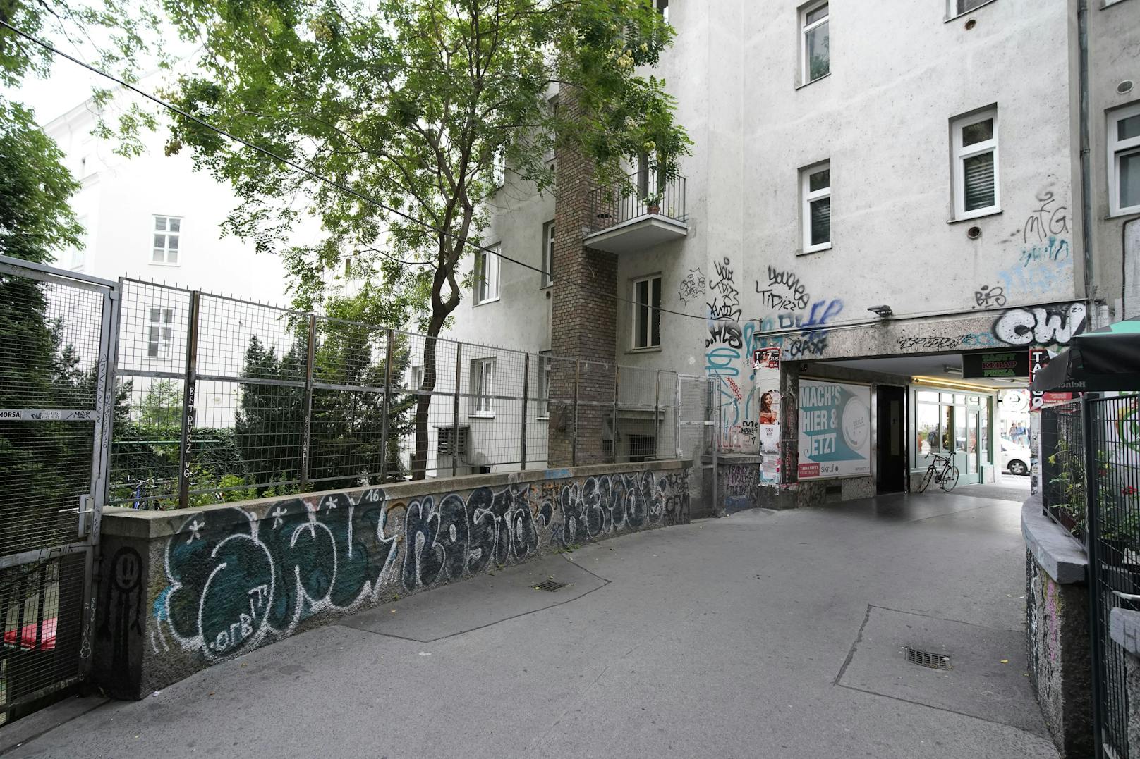 Der gesamte Bärenmühldurchang in Wien-Wieden ist mit unschönen Graffitis gesäumt.
