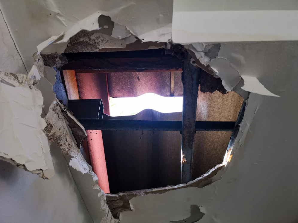 Die Holzkiste war in einer Zwischendecke versteckt. (Symbolbild)