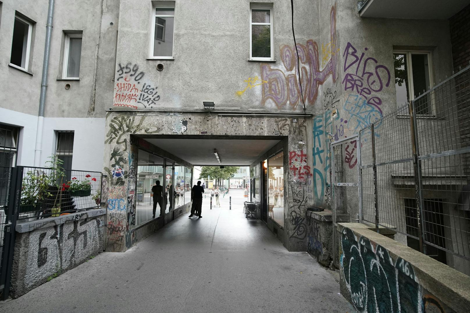 Die illegalen Graffitis erzeugen laut Hausverwaltung einen großen, finanziellen Schaden.