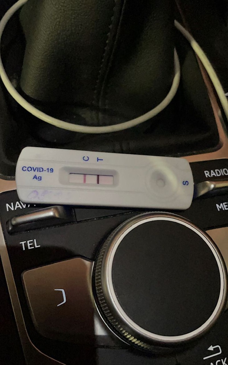 Dieser fiel positiv aus. Als ein Mitarbeiter der Teststraße den Wiener dennoch als "negativ" heimschicken wollte, machte Stefan S. auf den Doppelstreifen am Testkit aufmerksam.