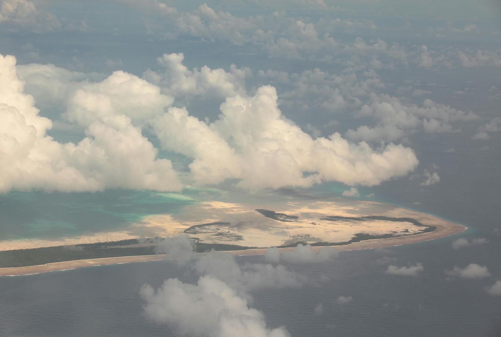 <strong>KIRIBATI:</strong> Die Bevölkerung der Inselrepublik im zentralen Pazifik ist weit verstreut, rund 120.000 Menschen leben auf 33 Korallenatollen und Inseln entlang des Äquators. Eine Einreise für Ausländer ist derzeit nicht möglich, es bestehen außerdem Einreisebeschränkungen für Reisende aus allen Ländern mit aktiver Covid-19-Übertragung. Auch eine Durch- und Weiterreise über Kiribati ist nicht möglich.<br>