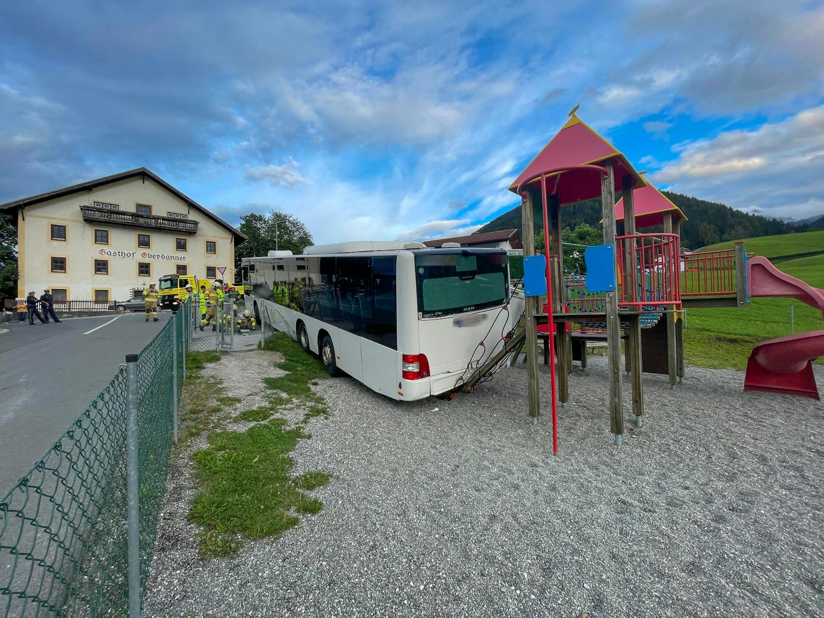 Der Bus machte sich selbstständig und Riess den WC-Container mit und kam im Kinderspielplatz zum Stillstand.