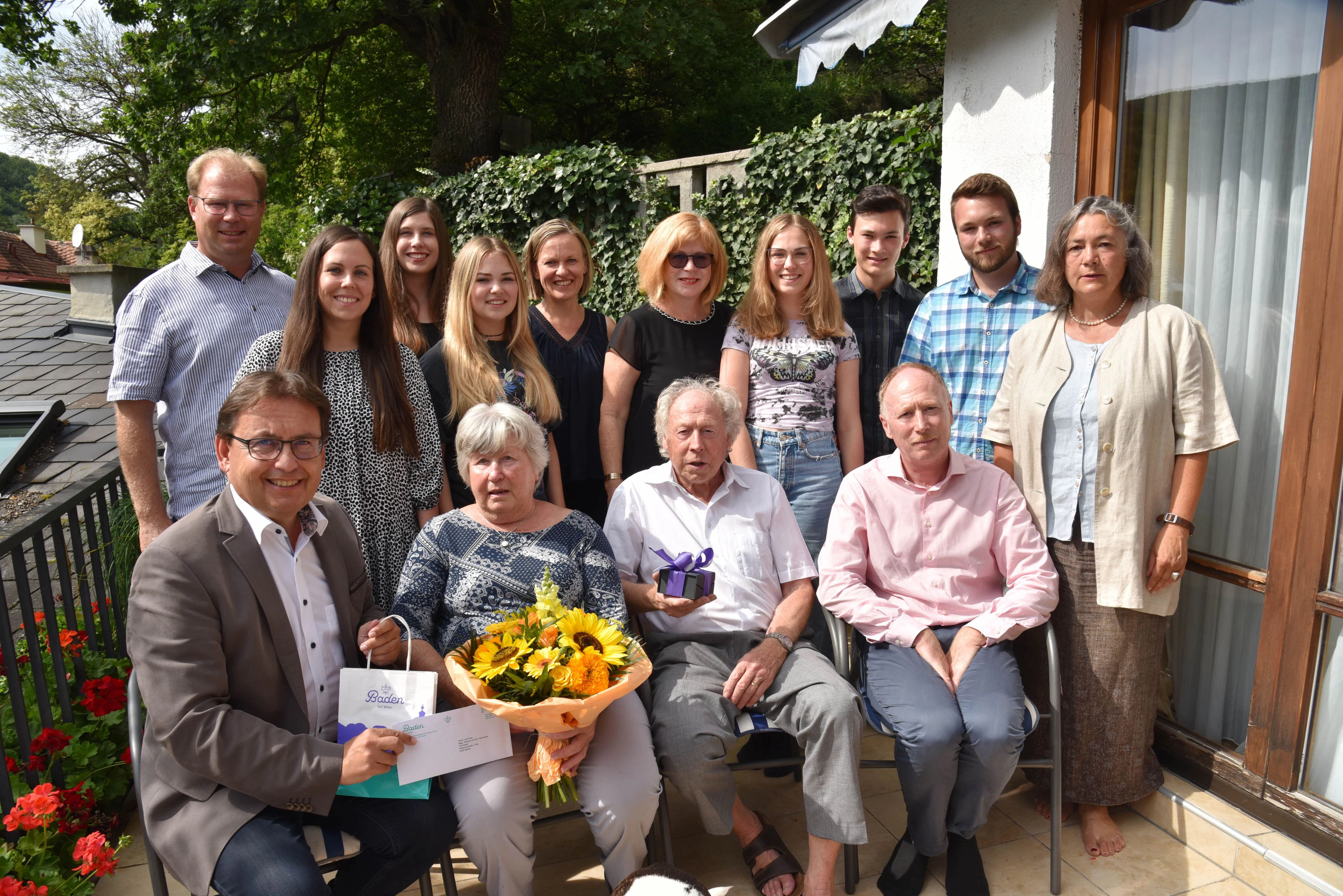 Stadtrat Herbert Dopplinger, Dr. Gertraud Schneider, Mag. Richard Schneider, Dipl.-Ing. Richard Schneider, stehend von links: Mag. Martin Schneider, Bianca Dopplinger Bed, Dipl.-Ing. Barbara Dopplinger, Karolina Schneider, Lenka Schneiderová, Dipl.Päd. Edda Dopplinger, Anna Schneider, Andreas Schneider, Florian Schneider und Mag. Birgit Schneider
