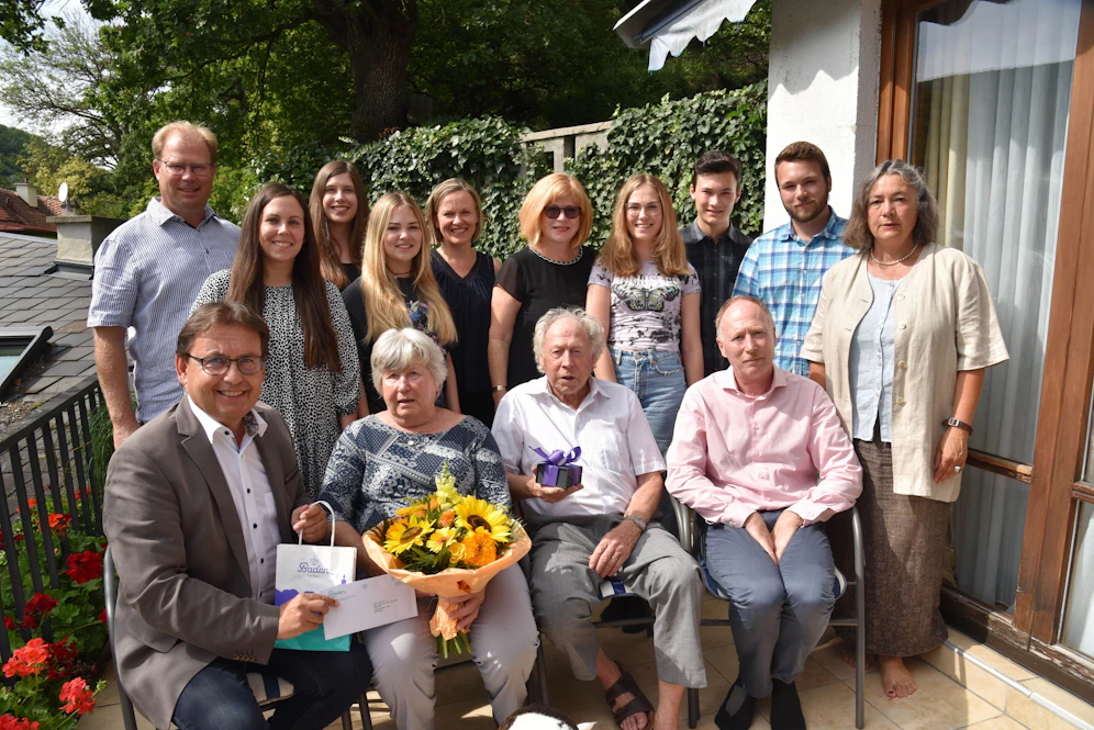 Stadtrat Herbert Dopplinger, Gertraud Schneider, Richard Schneider, Richard Schneider, stehend von links: Martin Schneider, Bianca Dopplinger Bed, Barbara Dopplinger, Karolina Schneider, Lenka Schneiderová, Edda Dopplinger, Anna Schneider, Andreas Schneider, Florian Schneider und Birgit Schneider