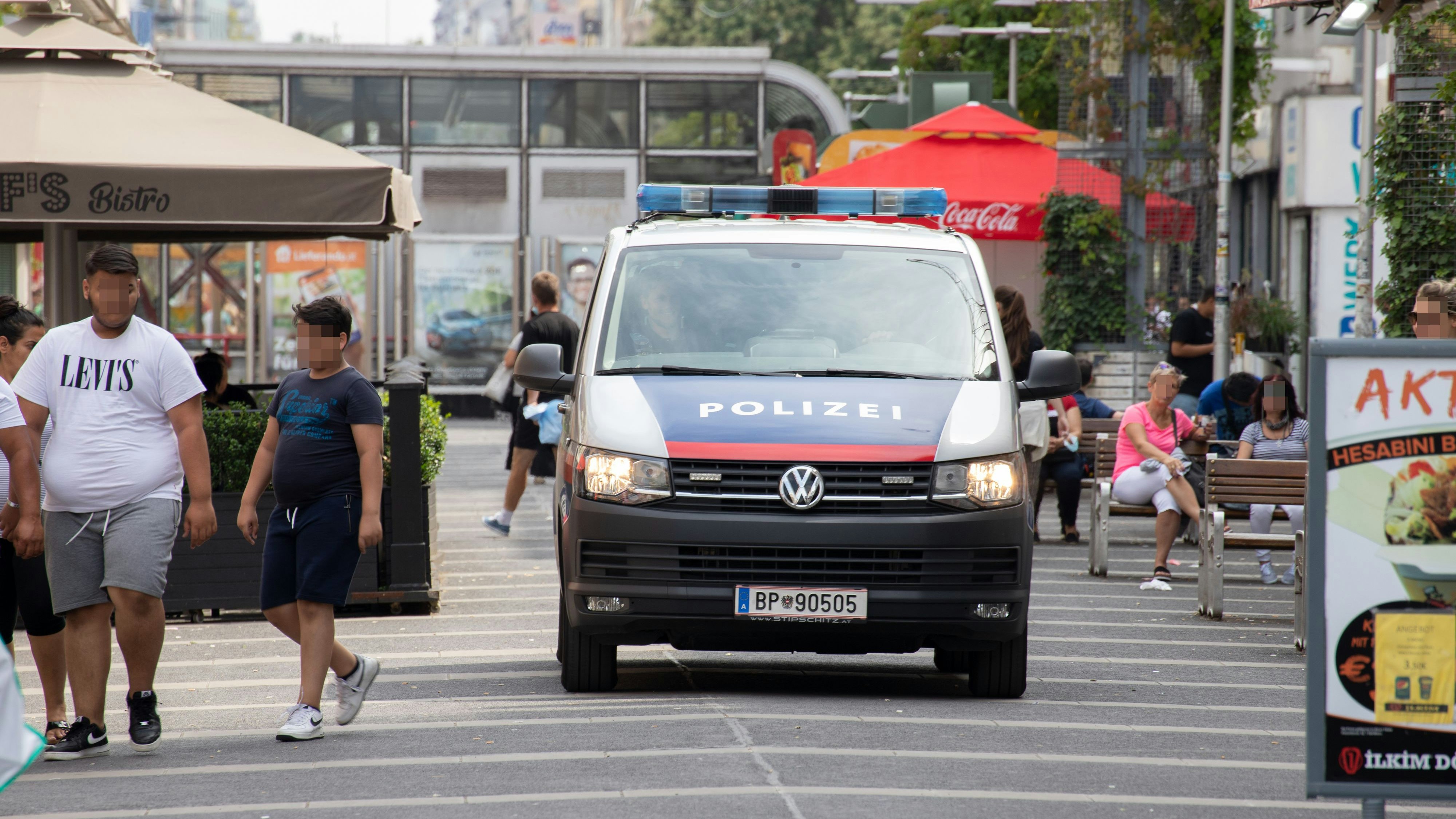 Download von www.picturedesk.com am 24.08.2021 (10:35).  Ein Fahrzeug der Wiener Polizei befindet sich auf Streife in der von Bürgern und Bürgerinnen stark frequentierten Fußgängerzone der Favoritenstraße. Wien, Favoriten, Österreich, Wien. Juli 2020 - 20200725_PD9249 - Rechteinfo: Rights Managed (RM)