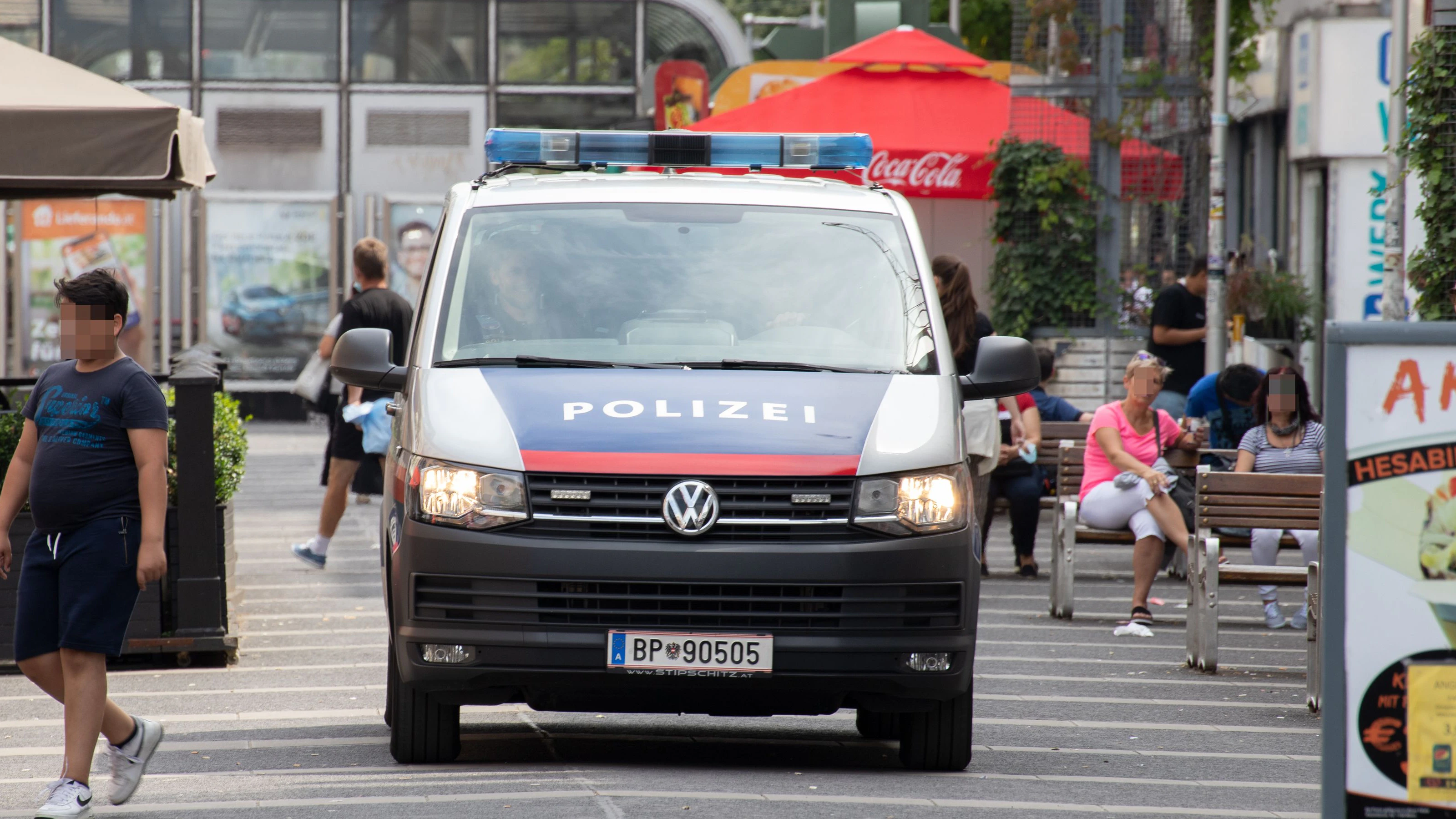 Download von www.picturedesk.com am 24.08.2021 (10:35).  Ein Fahrzeug der Wiener Polizei befindet sich auf Streife in der von Bürgern und Bürgerinnen stark frequentierten Fußgängerzone der Favoritenstraße. Wien, Favoriten, Österreich, Wien. Juli 2020 - 20200725_PD9249 - Rechteinfo: Rights Managed (RM)
