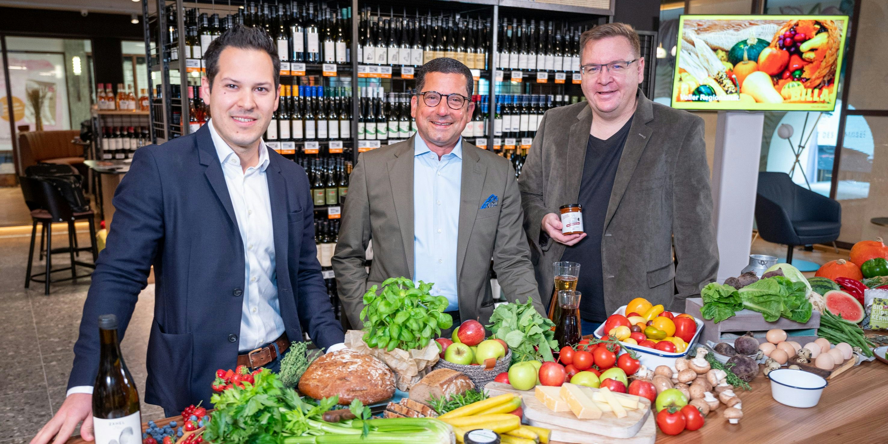 Alexander Zahel vom Weingut Zahel, BILLA-Vorsitzender Marcel Haraszti und René Kachlir ("Zum scharfen René")