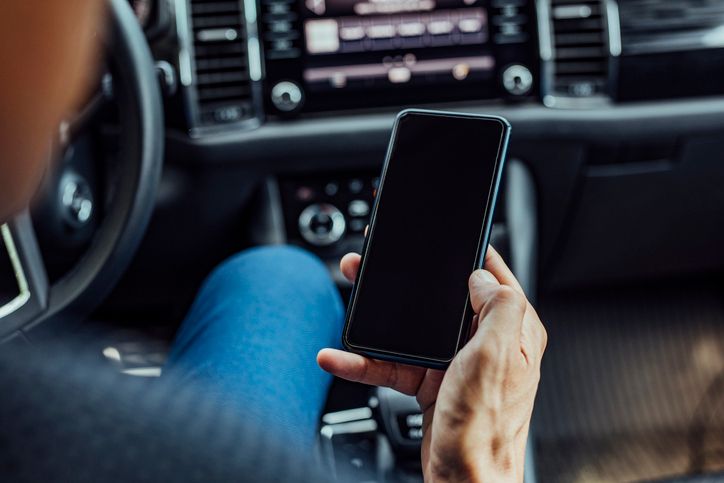 Der Lenker des Kastenwagens telefonierte während der Fahrt. Beendete erst das Gespräch, als ihn die Polizei kurz nach dem Fast-Crash anhielt. (Symbolbild).