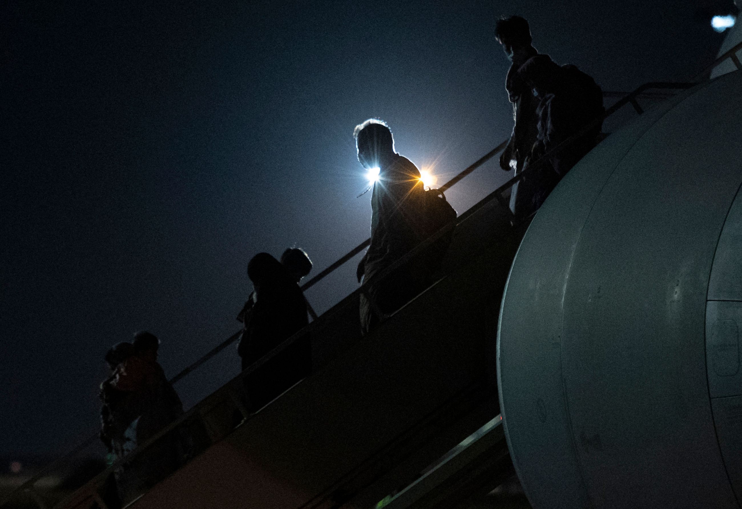 Passagiere eines britischen Evakueriungsfluges aus Afghanistan bei ihrer Ankunft in Südengland