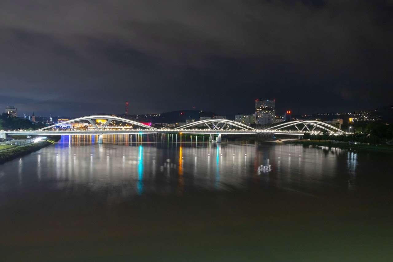 So schön ist die neue Linzer Eisenbahnbrücke bei Nacht Oberösterreich