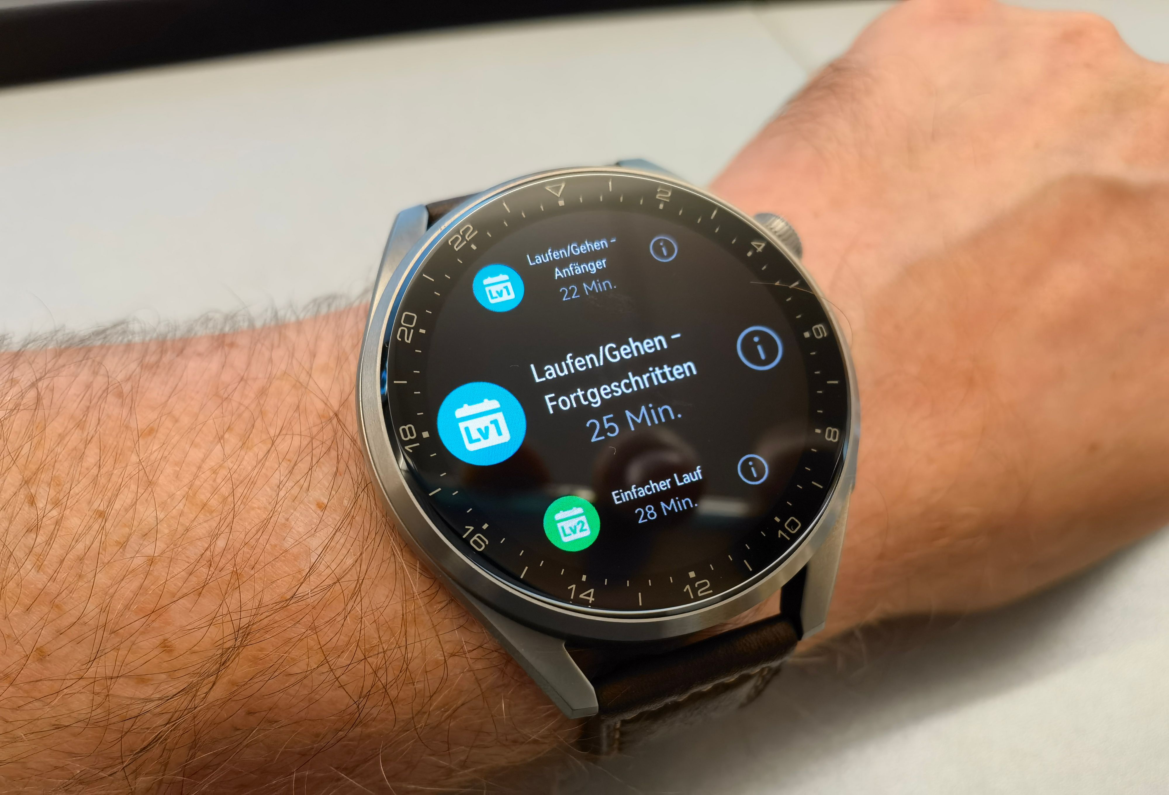 Für Läufer bietet die Uhr zahlreiche Trainingseinheiten mit Tipps für Anfänger, Hobbyläufer und Ecperten.
