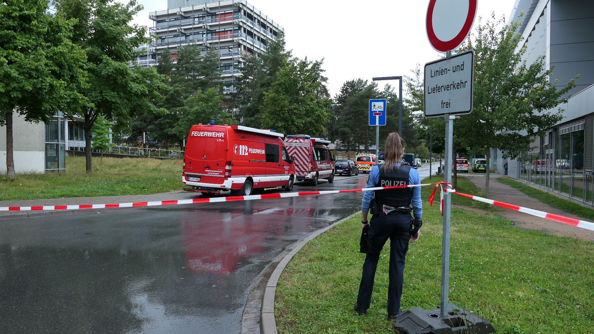 Download von www.picturedesk.com am 24.08.2021 (10:13).  23 August 2021, Hessen, Darmstadt: The area around building L201 on the Lichtwiese campus has been cordoned off. Seven people at the Technical University of Darmstadt may have suffered severe health problems, including symptoms of poisoning, from food on Monday. One person's situation was temporarily critical, but has since been stabilized, a police spokesperson said. Photo: Alexander Rau/Keutz TV-News/dpa - 20210823_PD4961 - Rechteinfo: Rights Managed (RM)